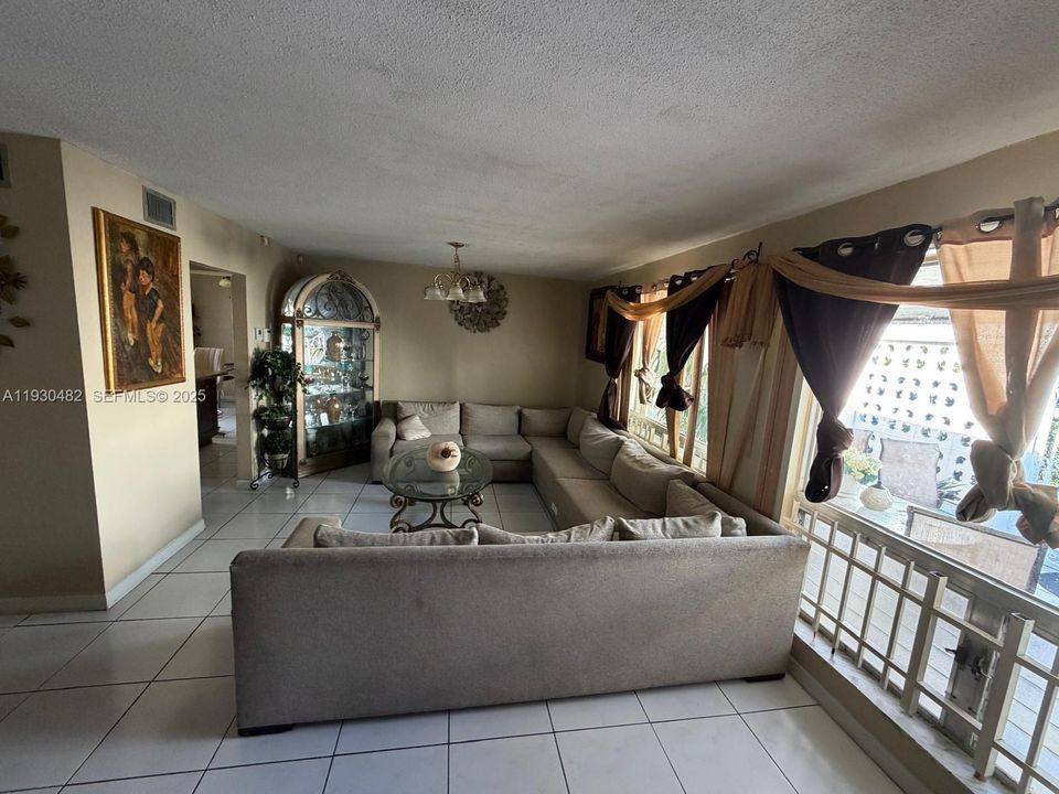 待售: $570,000 (5 贝兹, 3 浴室, 1755 平方英尺)