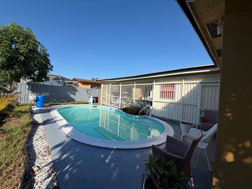 待售: $570,000 (5 贝兹, 3 浴室, 1755 平方英尺)