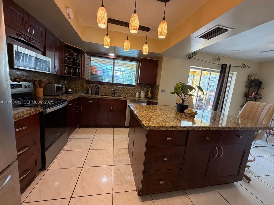 待售: $570,000 (5 贝兹, 3 浴室, 1755 平方英尺)