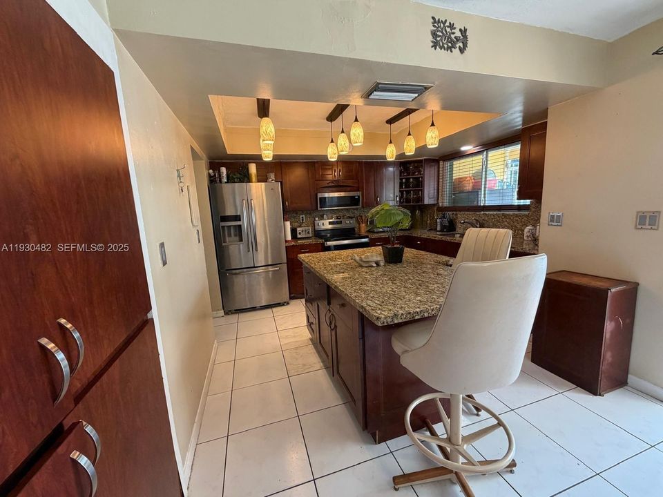 待售: $570,000 (5 贝兹, 3 浴室, 1755 平方英尺)