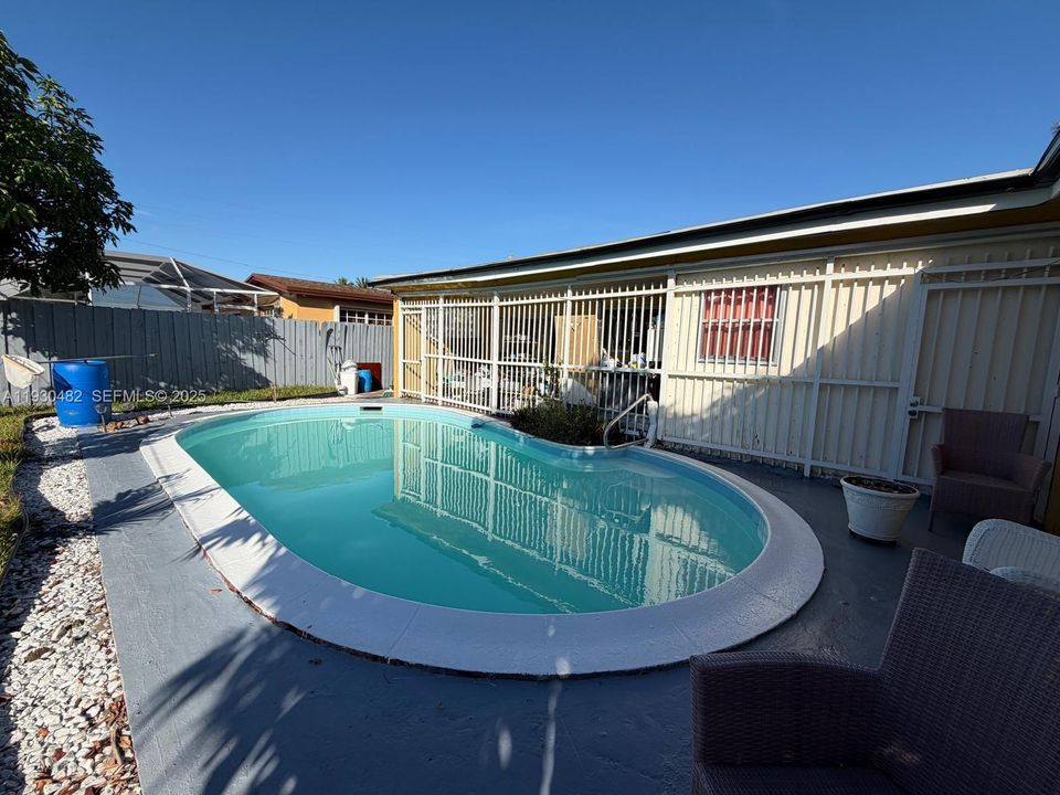 待售: $570,000 (5 贝兹, 3 浴室, 1755 平方英尺)