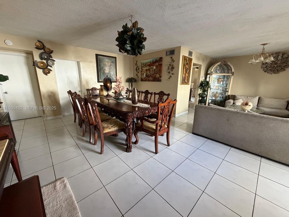 待售: $570,000 (5 贝兹, 3 浴室, 1755 平方英尺)