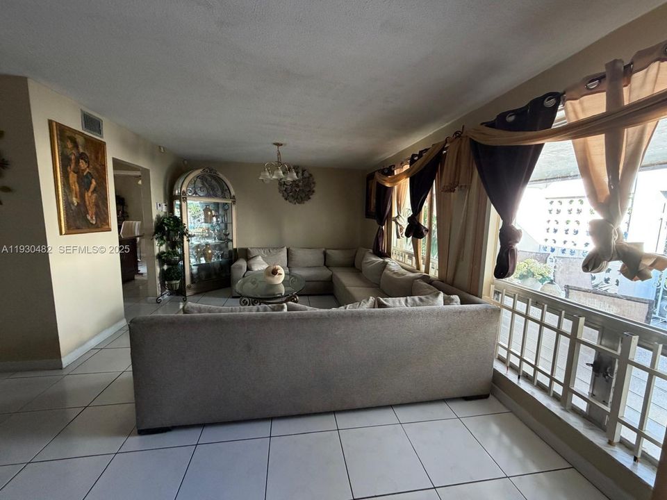 待售: $570,000 (5 贝兹, 3 浴室, 1755 平方英尺)