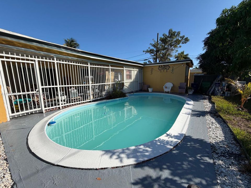 待售: $570,000 (5 贝兹, 3 浴室, 1755 平方英尺)