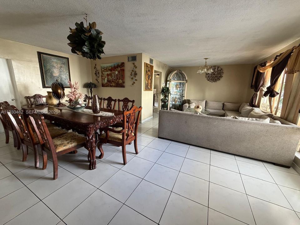 待售: $570,000 (5 贝兹, 3 浴室, 1755 平方英尺)