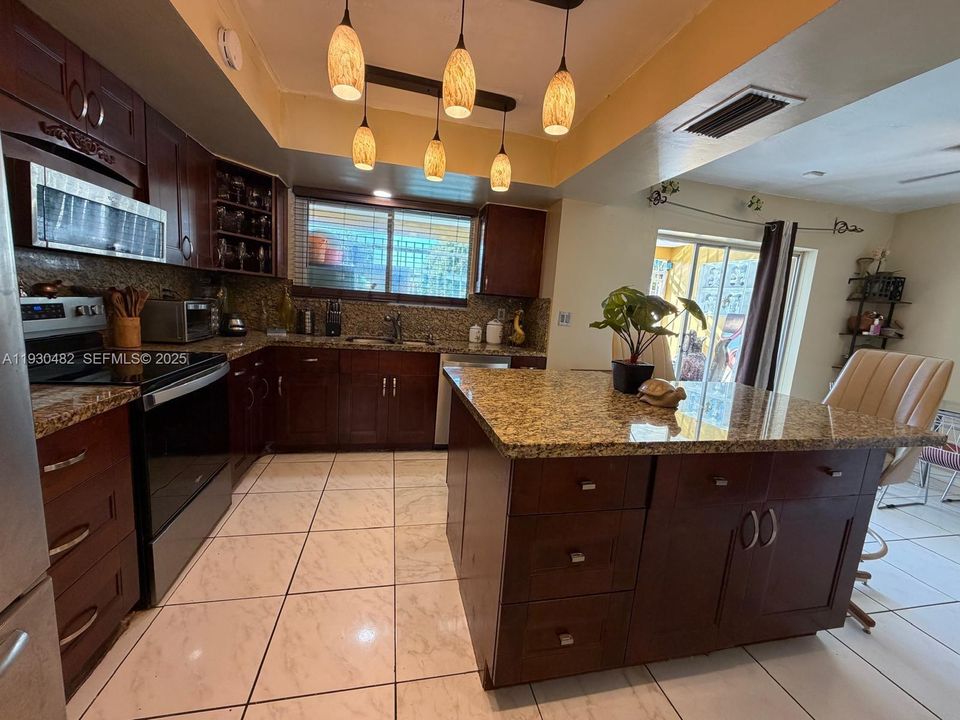 待售: $570,000 (5 贝兹, 3 浴室, 1755 平方英尺)