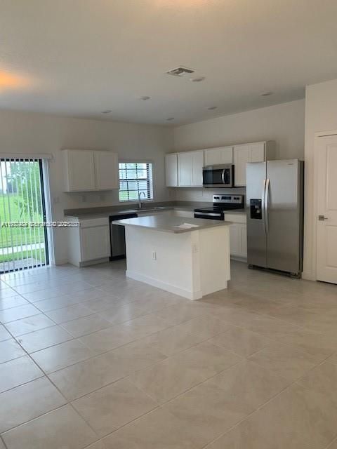 For Rent: $2,450 (3 beds, 2 baths, 1466 Square Feet)