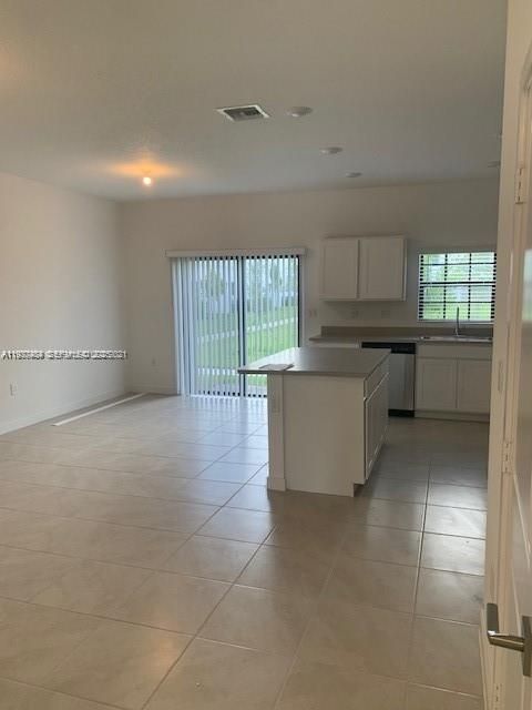 For Rent: $2,450 (3 beds, 2 baths, 1466 Square Feet)