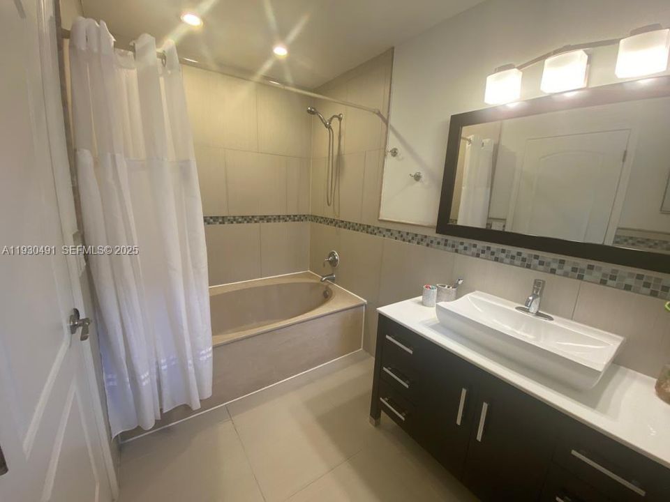 En Renta: $3,950 (3 camas, 2 baños, 1712 Pies cuadrados)