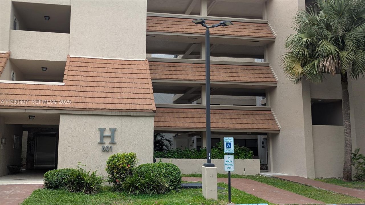 For Rent: $2,450 (2 beds, 2 baths, 1428 Square Feet)