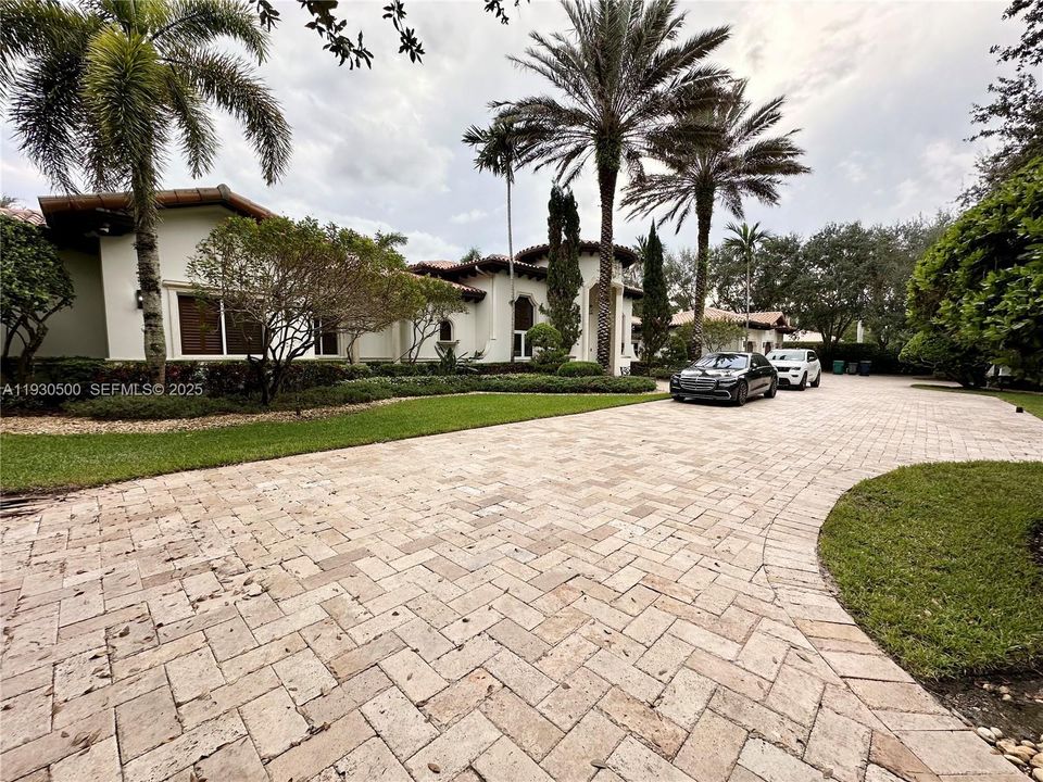 出租: $30,000 (6 贝兹, 6 浴室, 7739 平方英尺)