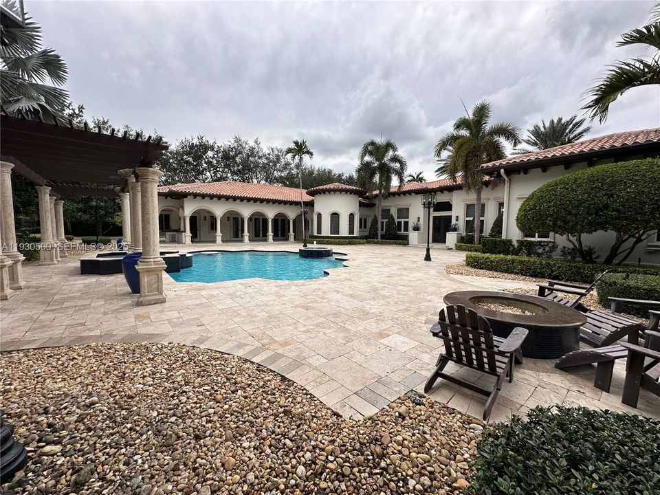 出租: $30,000 (6 贝兹, 6 浴室, 7739 平方英尺)