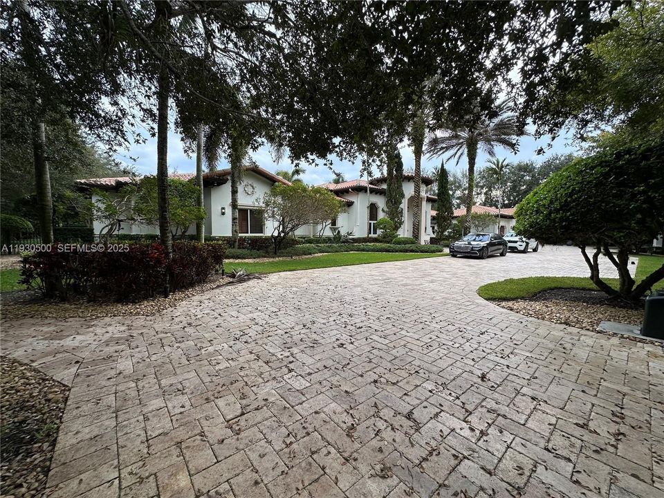 出租: $30,000 (6 贝兹, 6 浴室, 7739 平方英尺)