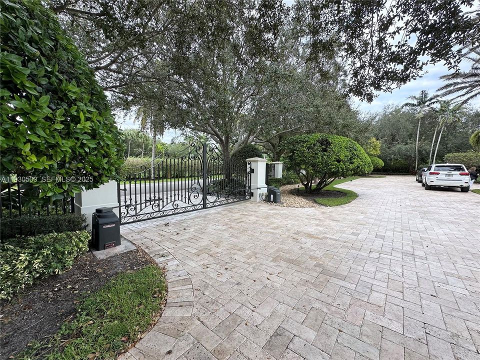 出租: $30,000 (6 贝兹, 6 浴室, 7739 平方英尺)