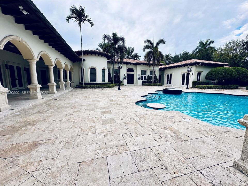 出租: $30,000 (6 贝兹, 6 浴室, 7739 平方英尺)