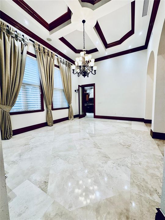 出租: $30,000 (6 贝兹, 6 浴室, 7739 平方英尺)