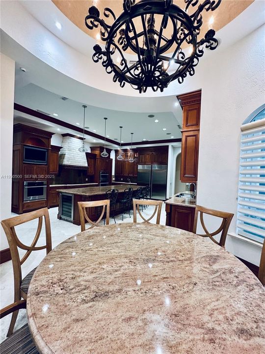 出租: $30,000 (6 贝兹, 6 浴室, 7739 平方英尺)