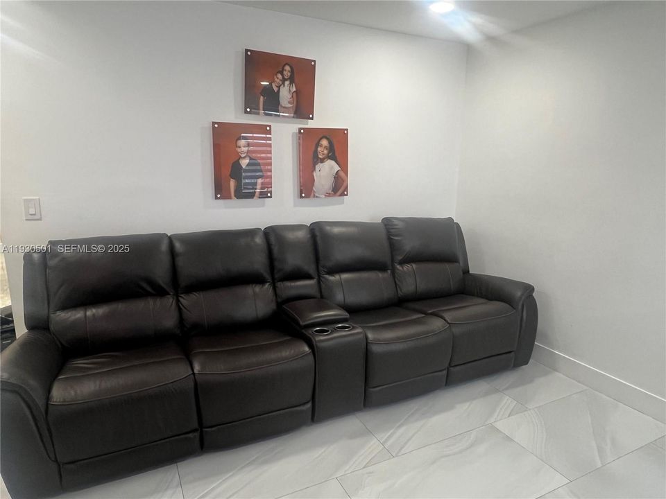 En Venta: $890,000 (3 camas, 2 baños, 1586 Pies cuadrados)