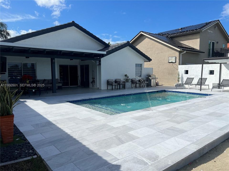 En Venta: $890,000 (3 camas, 2 baños, 1586 Pies cuadrados)