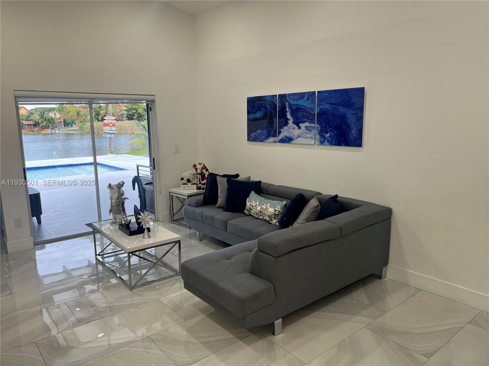 En Venta: $890,000 (3 camas, 2 baños, 1586 Pies cuadrados)