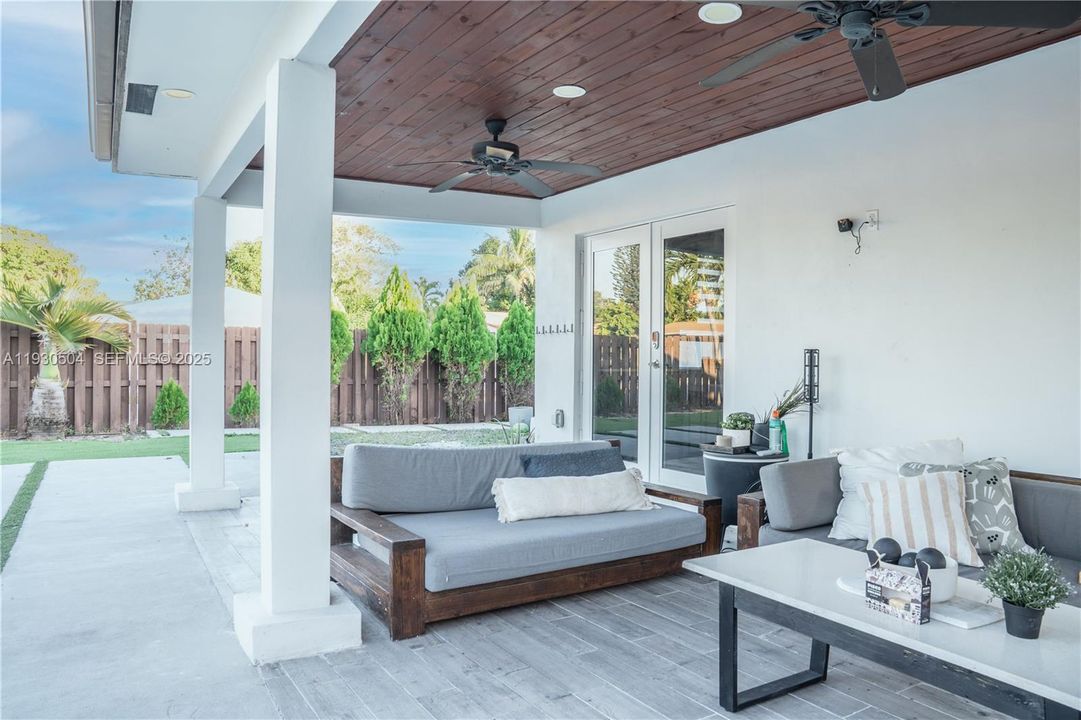 For Sale: $775,000 (3 beds, 3 baths, 1400 Square Feet)