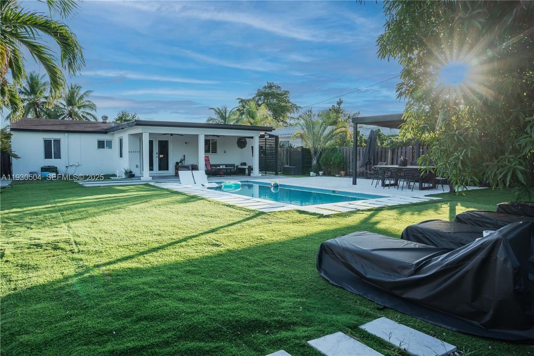 For Sale: $775,000 (3 beds, 3 baths, 1400 Square Feet)