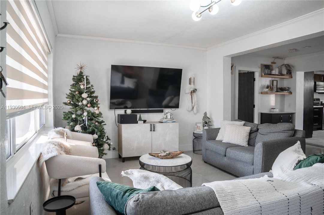 For Sale: $775,000 (3 beds, 3 baths, 1400 Square Feet)