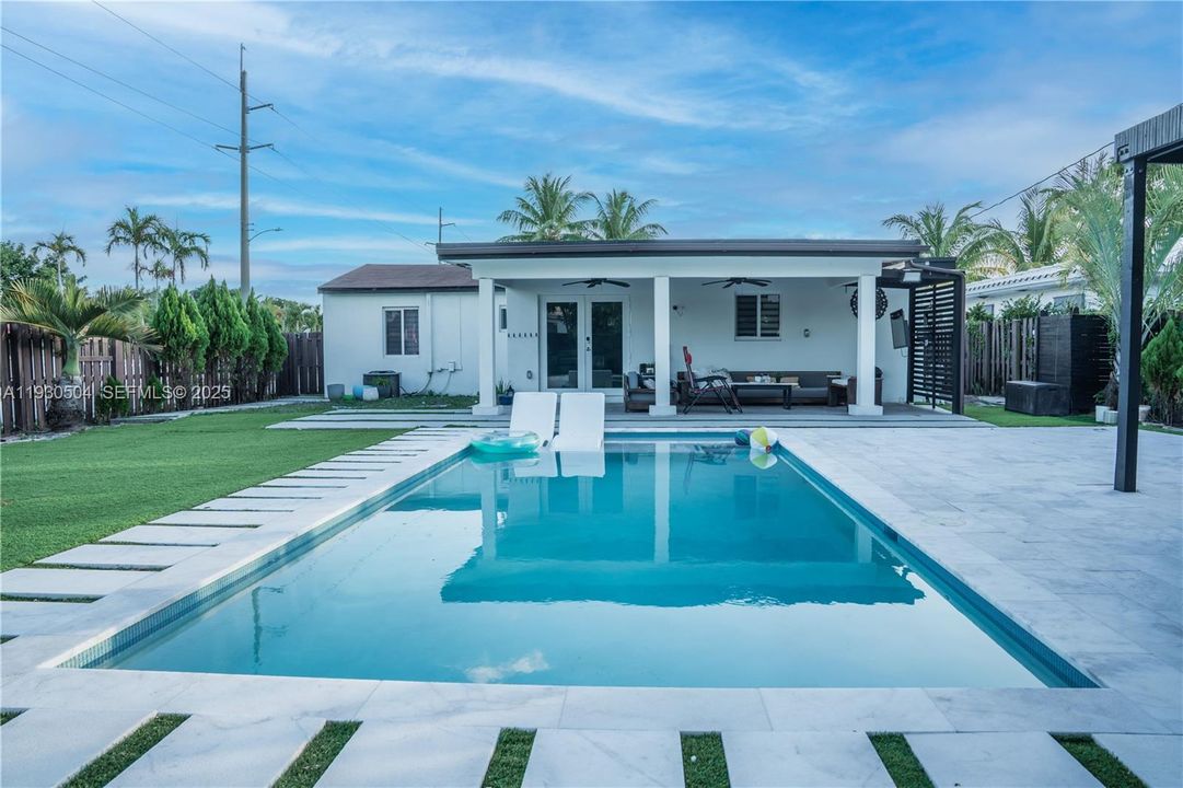 For Sale: $775,000 (3 beds, 3 baths, 1400 Square Feet)