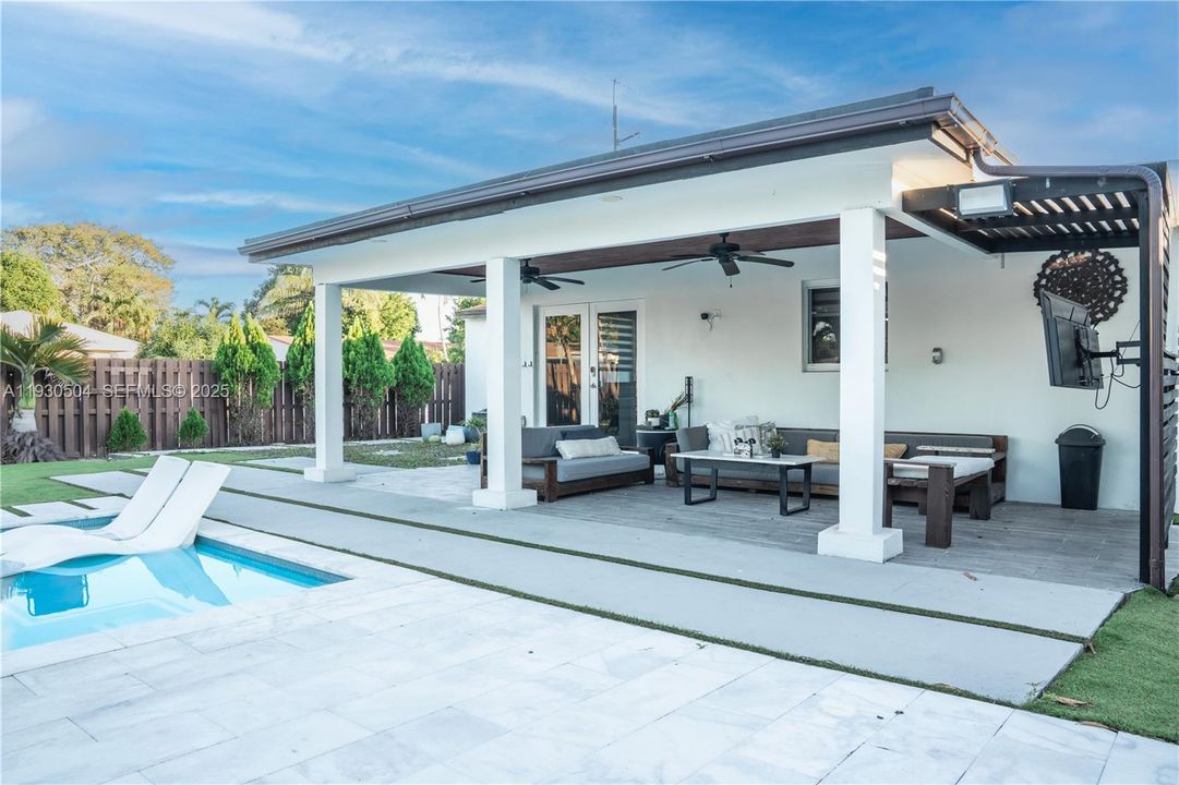 For Sale: $775,000 (3 beds, 3 baths, 1400 Square Feet)