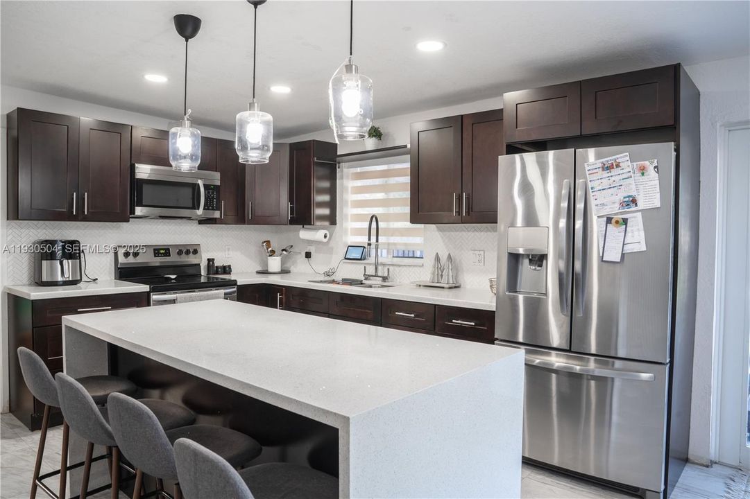 For Sale: $775,000 (3 beds, 3 baths, 1400 Square Feet)