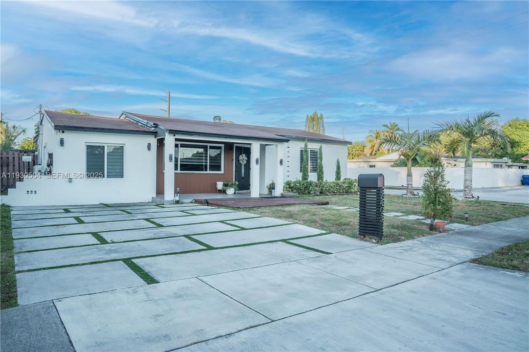 For Sale: $775,000 (3 beds, 3 baths, 1400 Square Feet)