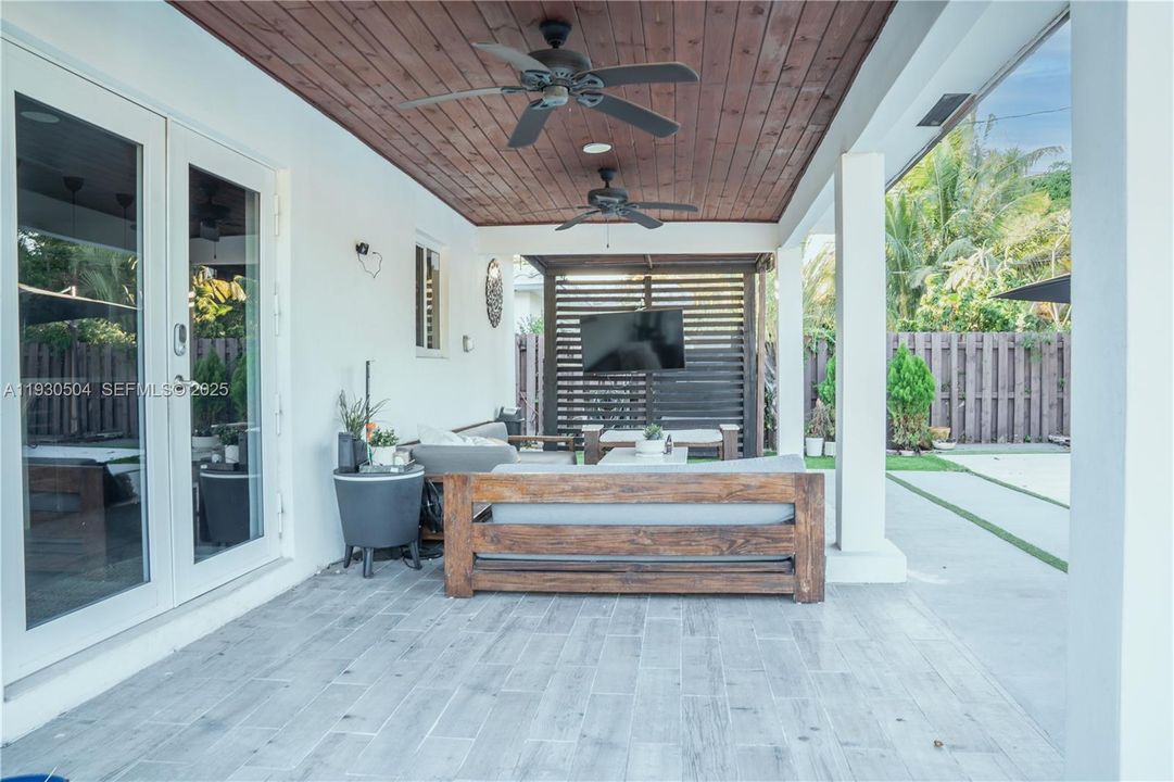 For Sale: $775,000 (3 beds, 3 baths, 1400 Square Feet)