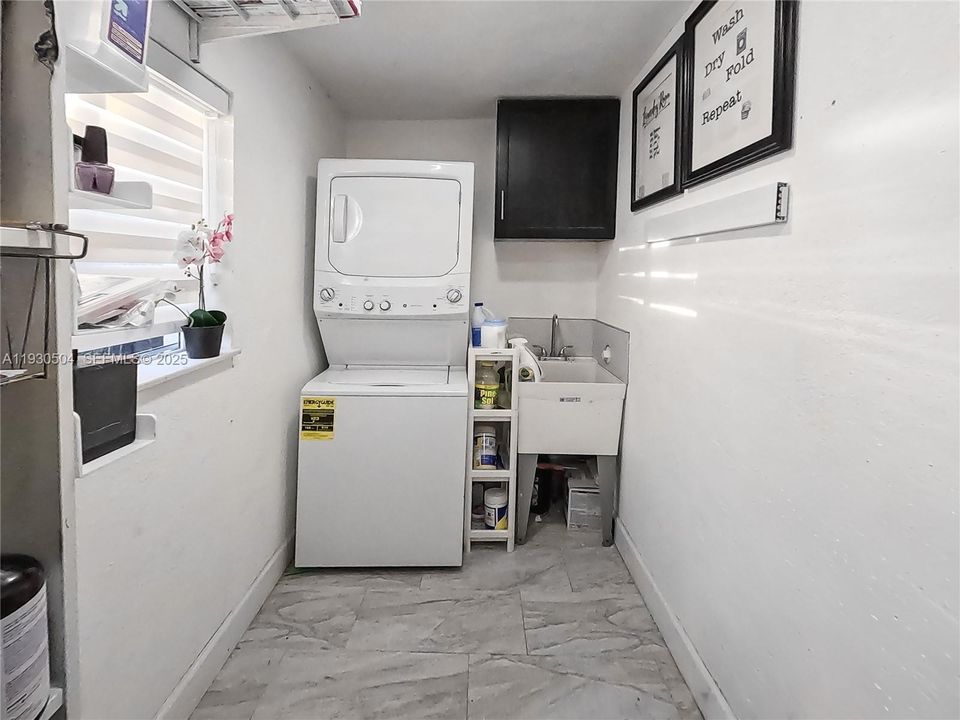 For Sale: $775,000 (3 beds, 3 baths, 1400 Square Feet)