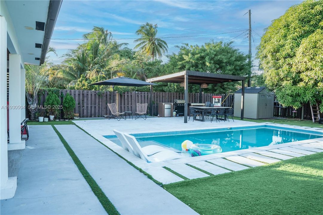 For Sale: $775,000 (3 beds, 3 baths, 1400 Square Feet)