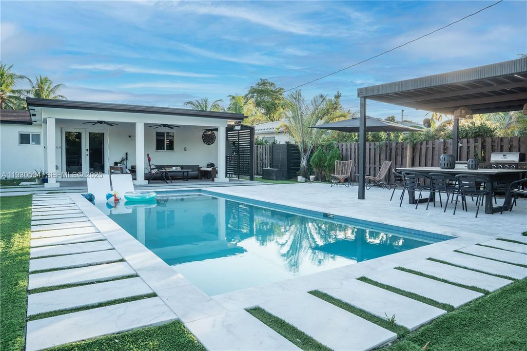 For Sale: $775,000 (3 beds, 3 baths, 1400 Square Feet)