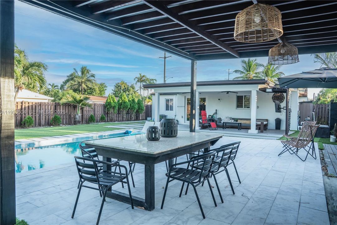 For Sale: $775,000 (3 beds, 3 baths, 1400 Square Feet)