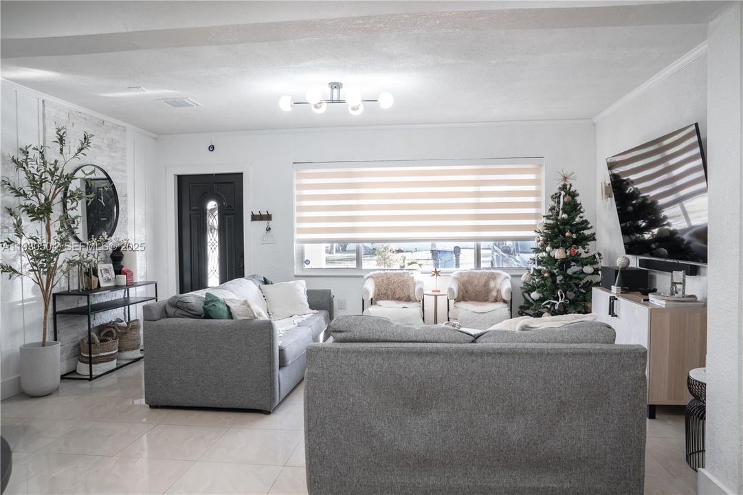 For Sale: $775,000 (3 beds, 3 baths, 1400 Square Feet)