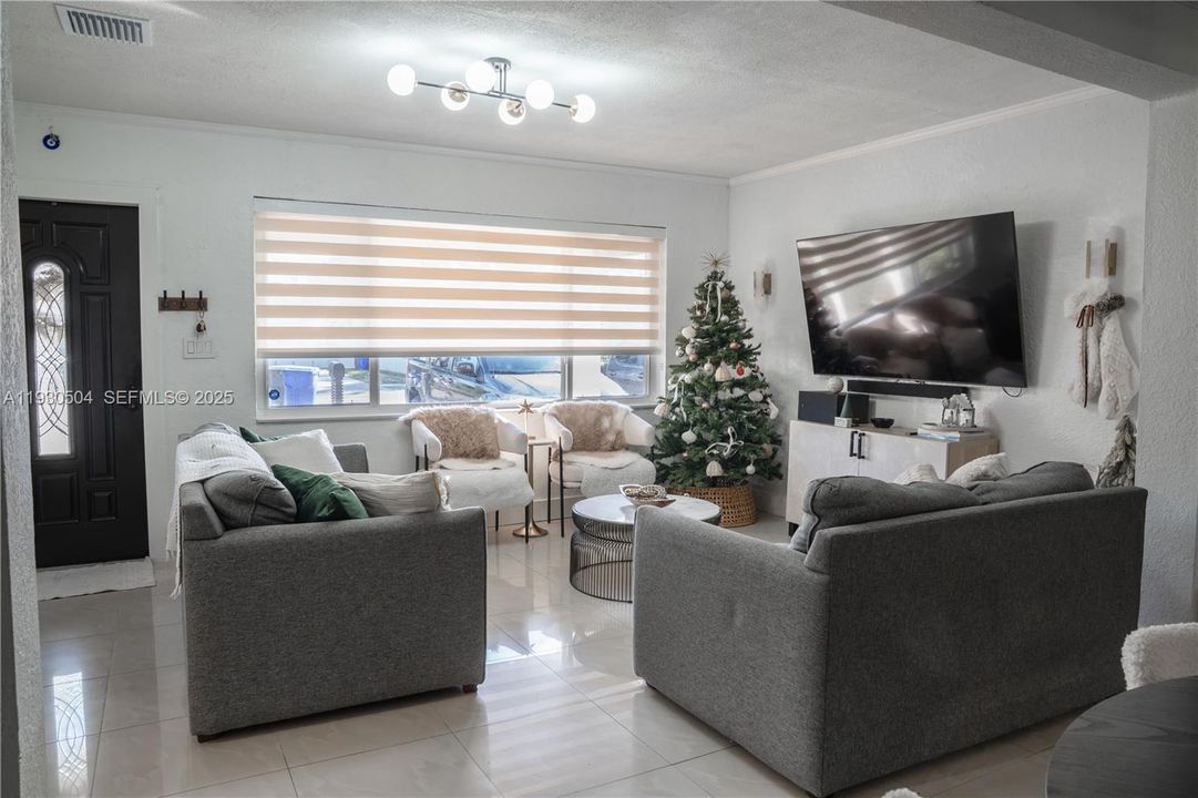 For Sale: $775,000 (3 beds, 3 baths, 1400 Square Feet)