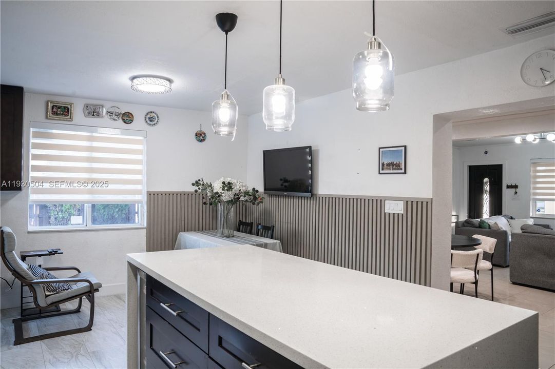 For Sale: $775,000 (3 beds, 3 baths, 1400 Square Feet)