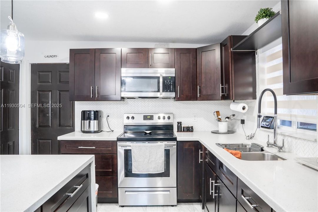 For Sale: $775,000 (3 beds, 3 baths, 1400 Square Feet)