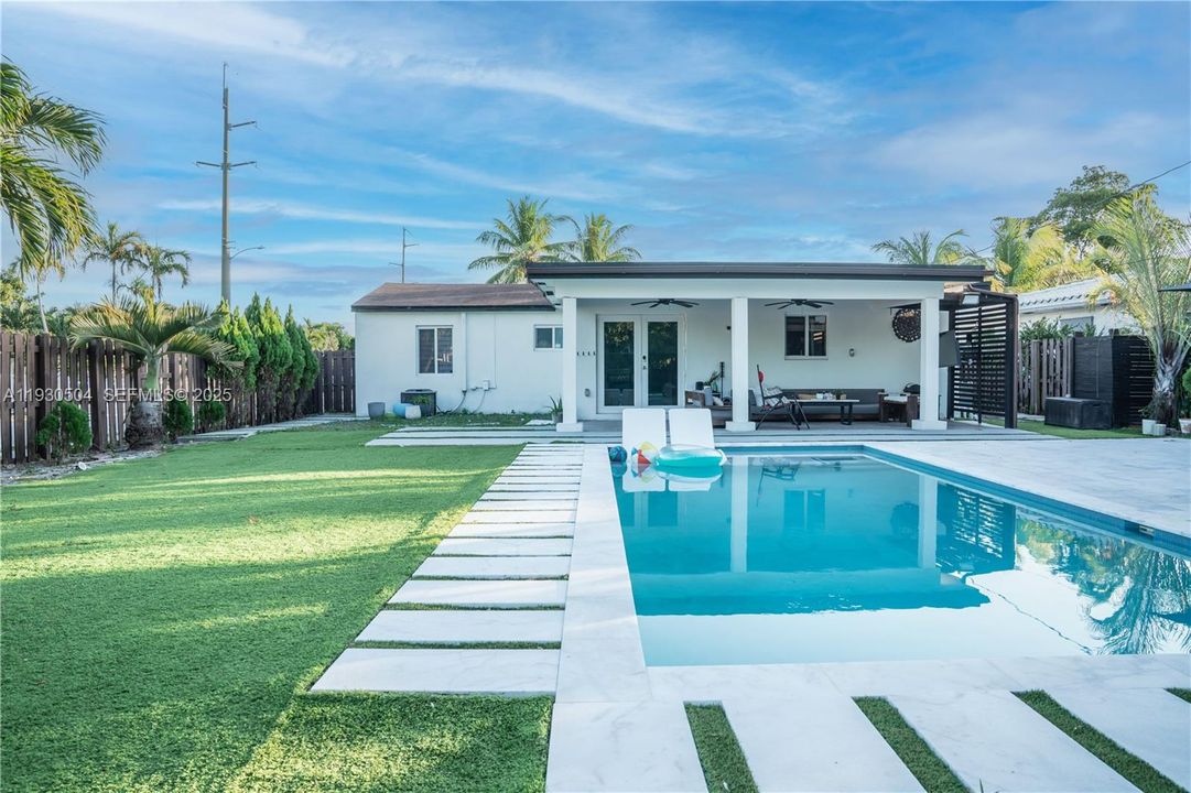 For Sale: $775,000 (3 beds, 3 baths, 1400 Square Feet)