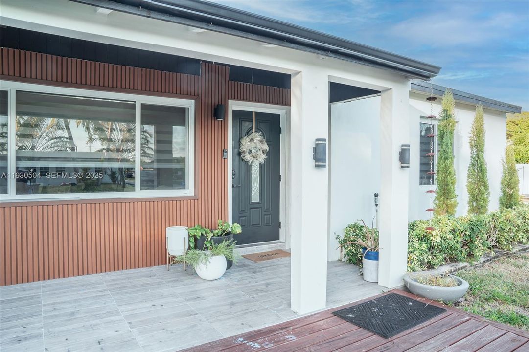 For Sale: $775,000 (3 beds, 3 baths, 1400 Square Feet)