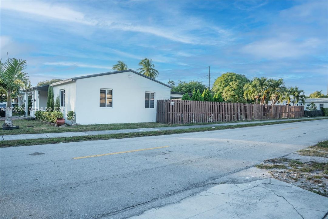 For Sale: $775,000 (3 beds, 3 baths, 1400 Square Feet)