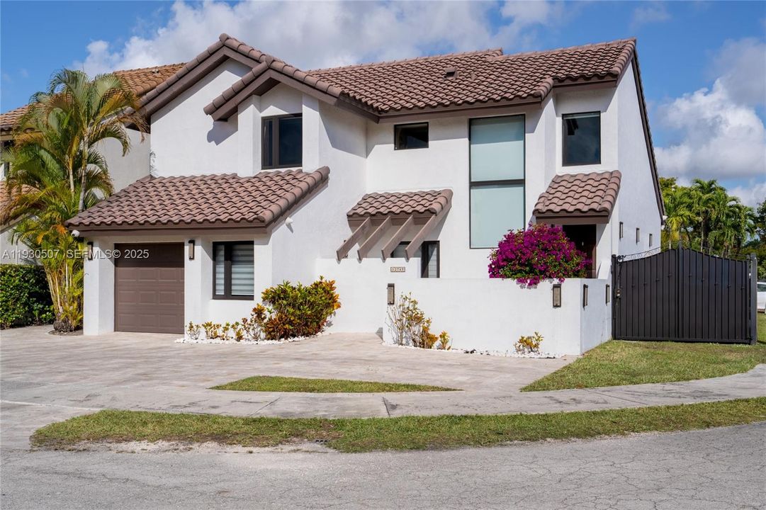 For Sale: $725,000 (4 beds, 3 baths, 1819 Square Feet)