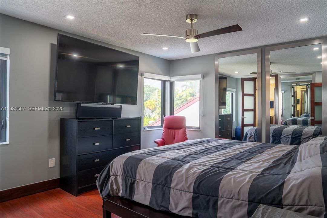 For Sale: $725,000 (4 beds, 3 baths, 1819 Square Feet)