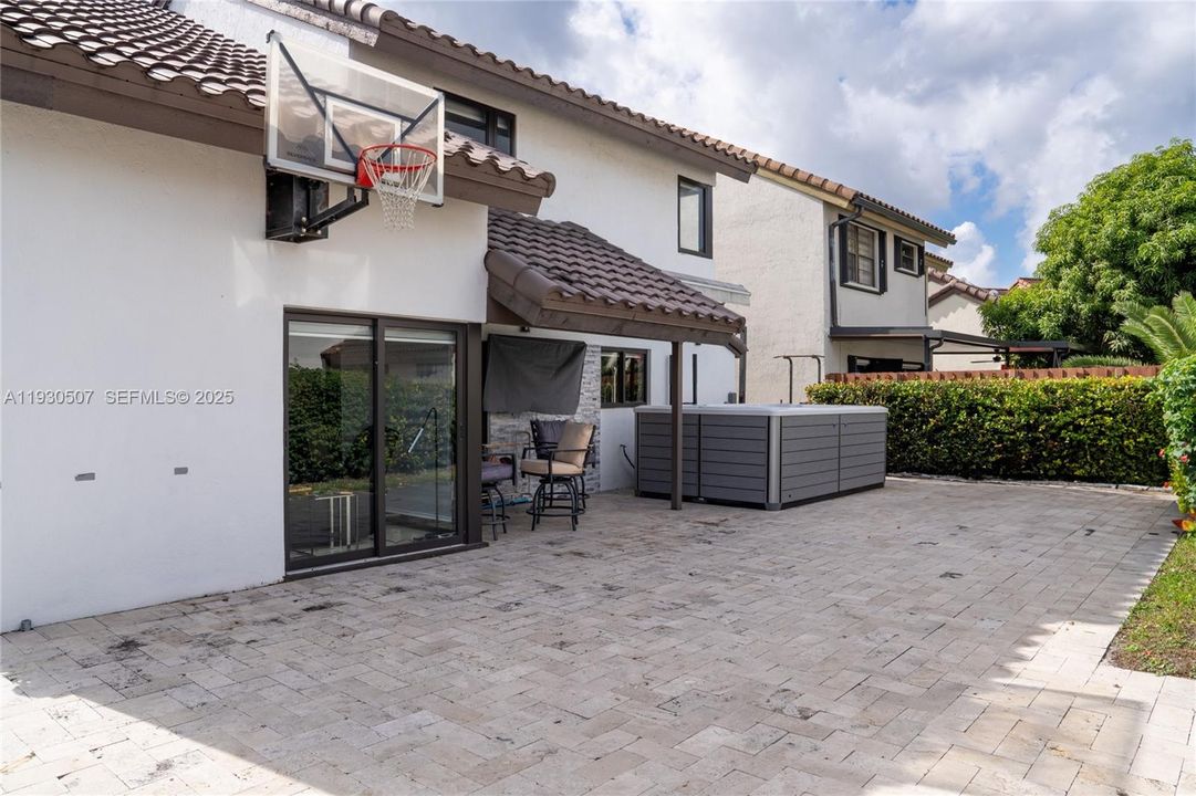 For Sale: $725,000 (4 beds, 3 baths, 1819 Square Feet)