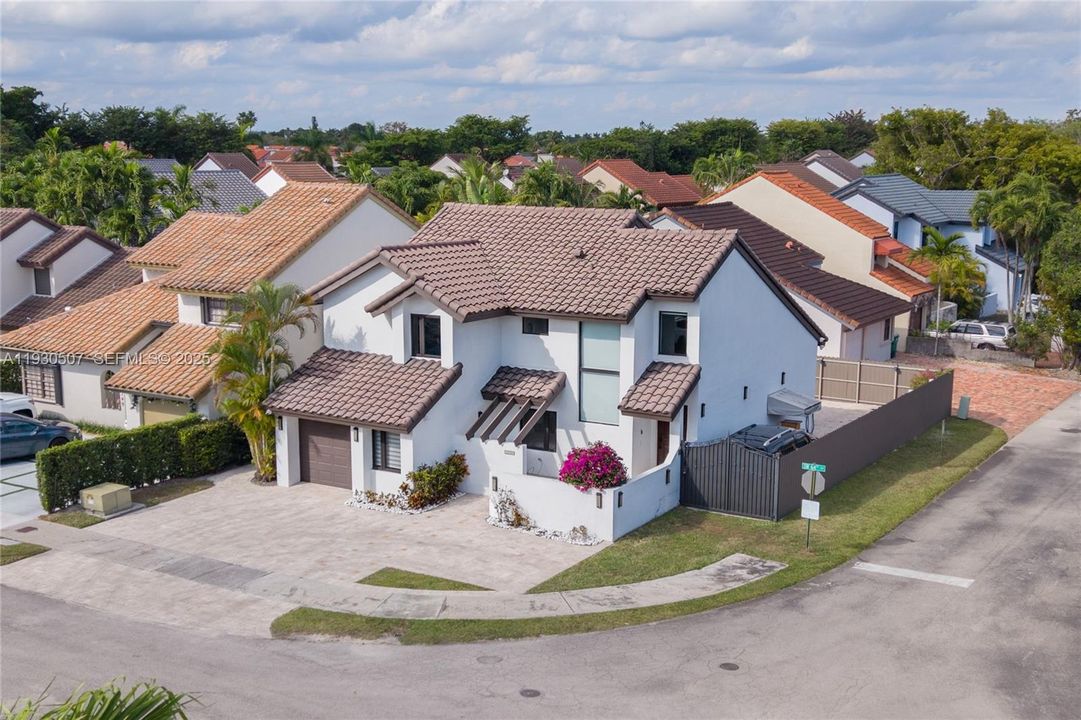 For Sale: $725,000 (4 beds, 3 baths, 1819 Square Feet)