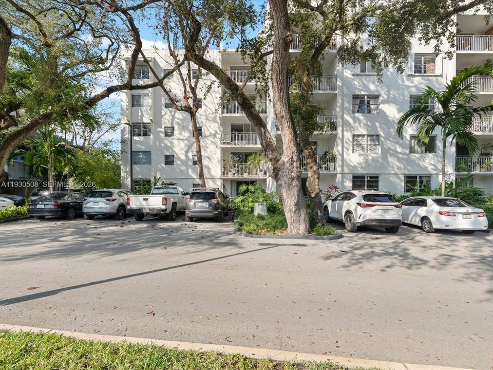 For Sale: $299,500 (1 beds, 1 baths, 741 Square Feet)