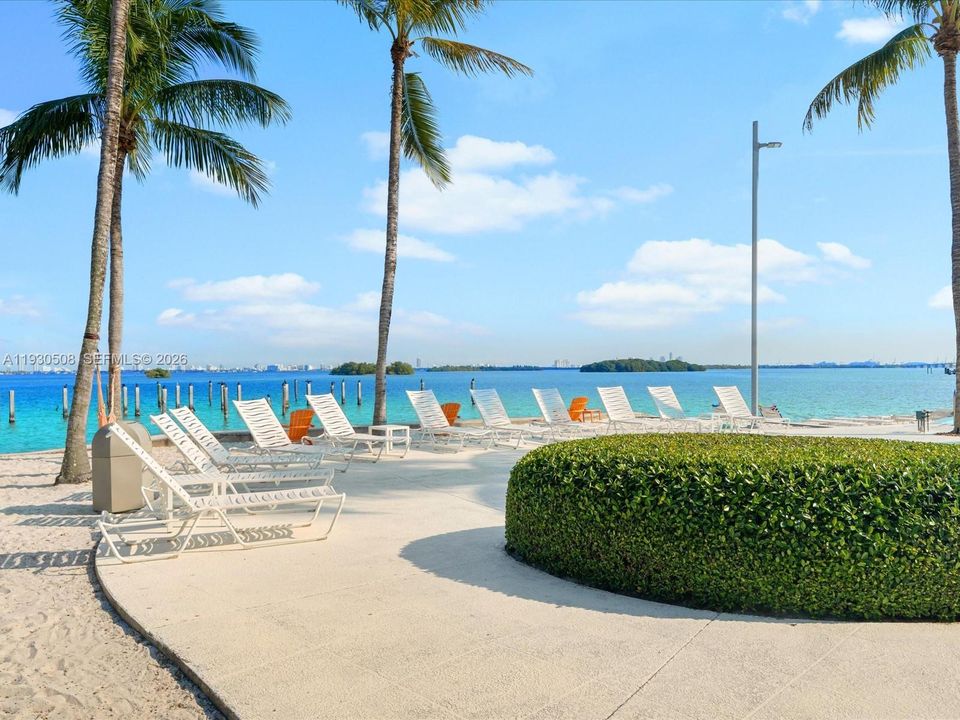 For Sale: $299,500 (1 beds, 1 baths, 741 Square Feet)