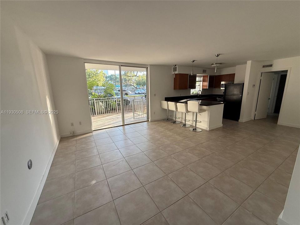 For Sale: $297,000 (1 beds, 1 baths, 741 Square Feet)